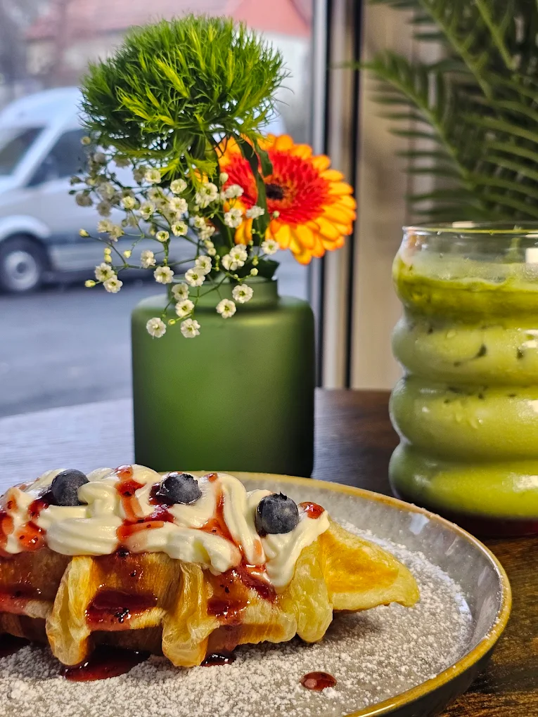 Croissant und Matcha im Café Kassel